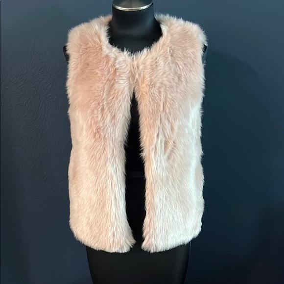 Forever 21 Jackets & Blazers - Forever 21 baby pink faux fur vest. Closes fully with hook and eye. Sz S small